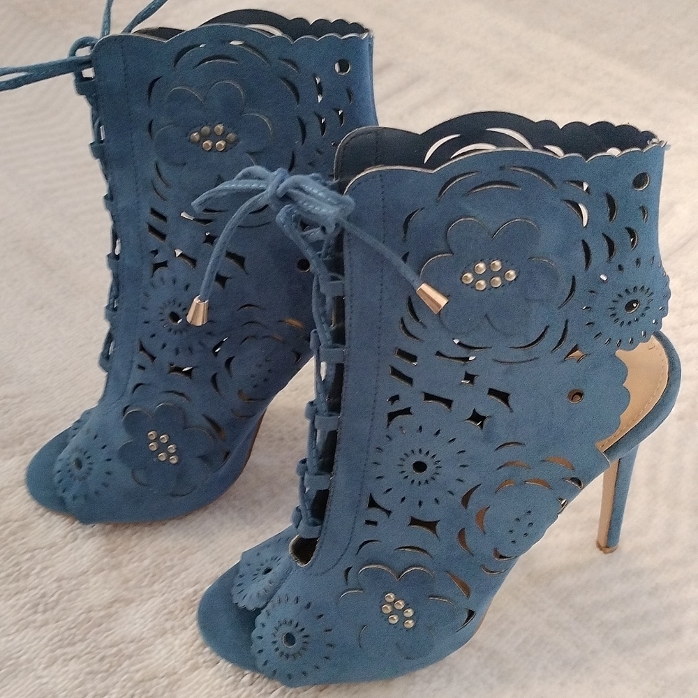 JUSTFAB HEEL SHOES, BLUE COLOR, FLORAL DESIGN, FRONT LACES.